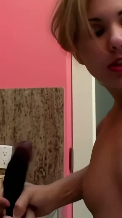 奥布里·亚当斯：一位渴望激烈的感官女神