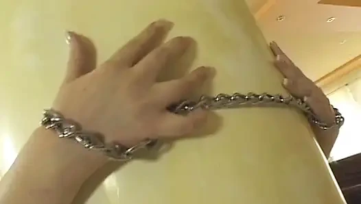 Покорная сучка-брюнетка поедает сперму после хардкорного траха