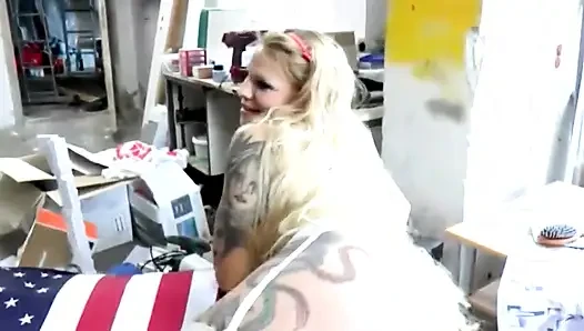 Sexy blondine mit dicken titten mit Tätowierung wird im Workshop von einem harten schwanz hart gefickt