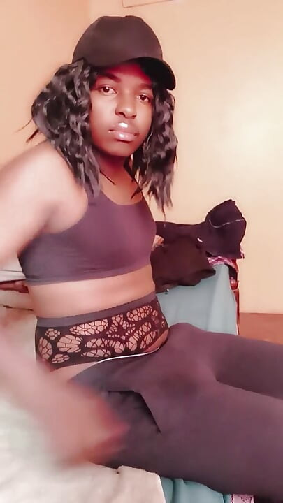 Keniaanse shemale twerkt en spreidt haar kont