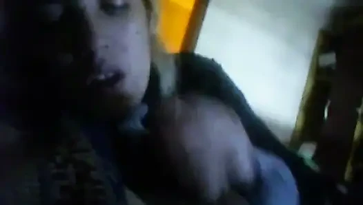 Blonde ehefrau lutscht schwanz zärtlich und fängt ein überraschendes sperma im mund