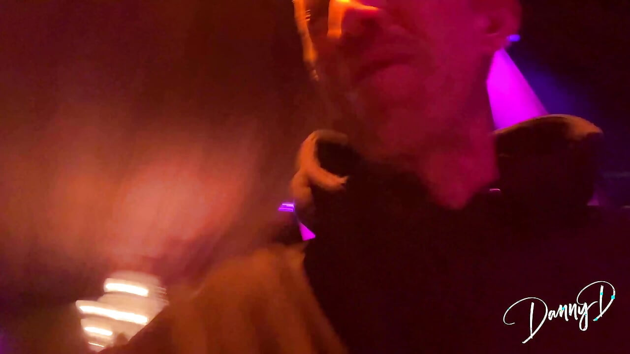 ココロスはダニーにVIPプライベートダンスを贈る