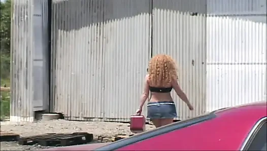 İki büyük yarak orta yaşlı seksi kadının amını ve götünü göle sokuyor