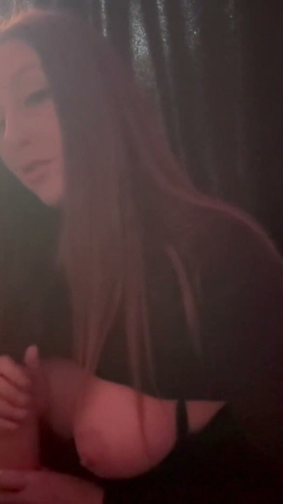 Włoski długie włosy Duże cycki milf gorące duże cycki Dildo Ręczna robota sesja podczas palenia papierosa | Klip 2