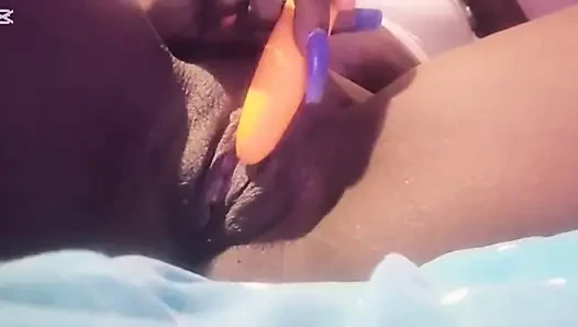 MILF Mia kommt vom strand zurück und masturbiert ihre muschi.