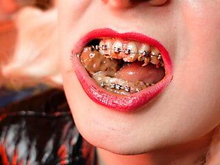 Asmr mukbang fetysz jedzenia z bliska z aparatem ortodontycznym