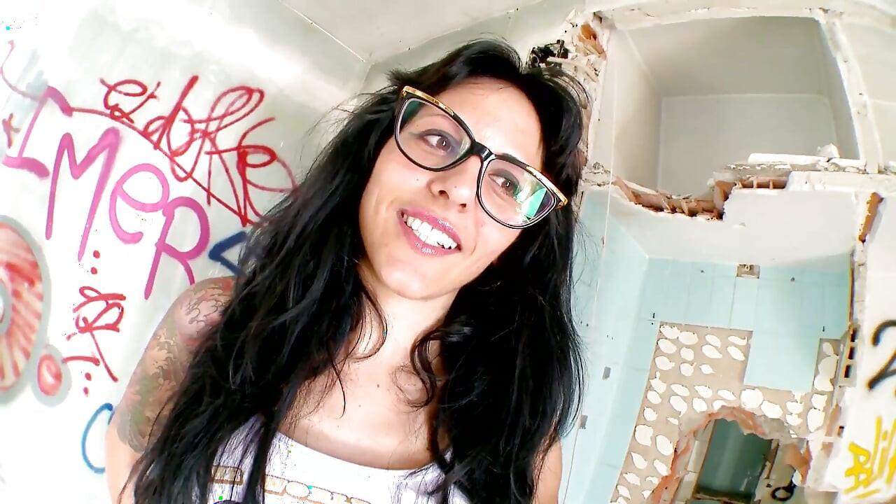 かろうじて年齢のラケル・アブリル角質の女の子が彼女の猫を取得します