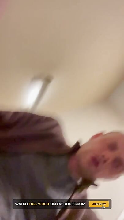 Klinikte hak ettiği şey için penis çekmek.