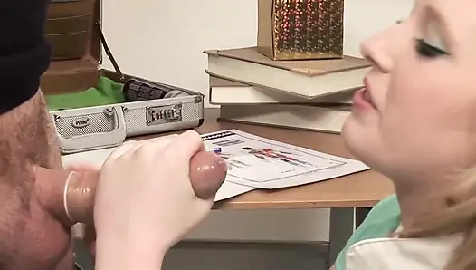 Bestrumpfte krankenschwester wird gefickt und gesichtsbesamt