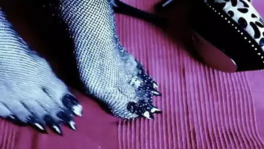 Очень длинные черные ногти на ногах