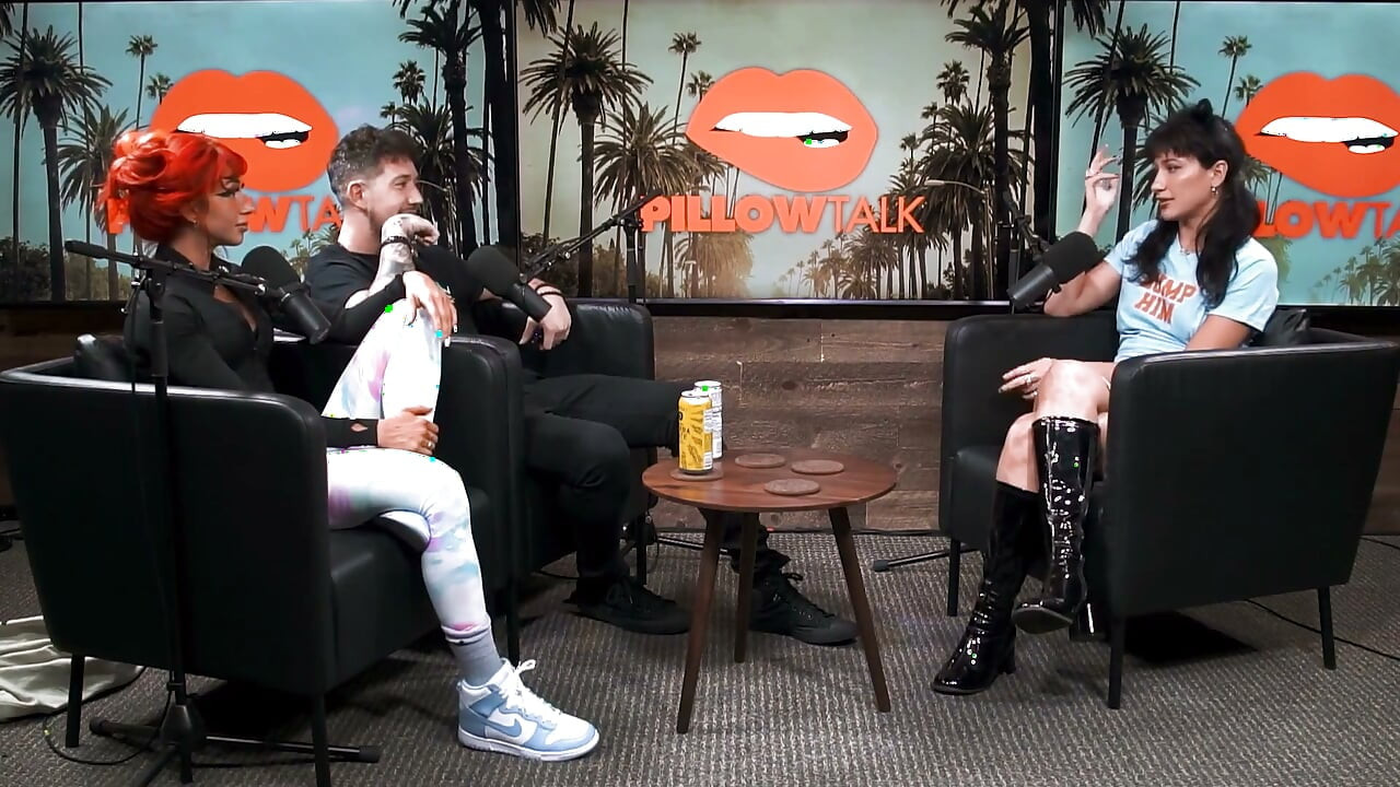 Lexy Panterra rebola a bunda no estúdio do podcast!