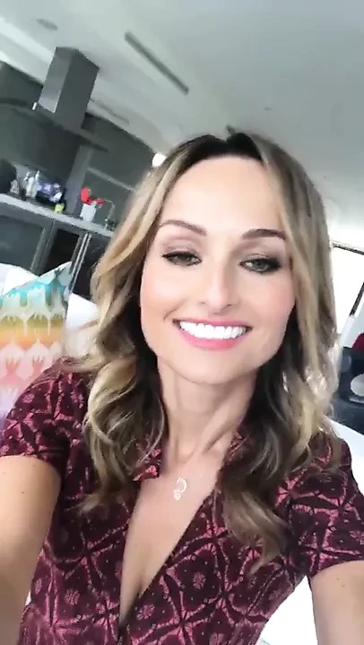Giada De Laurentiis cleavy vid clip 02