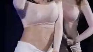 Molhado k-pop coreano com peitos grandes