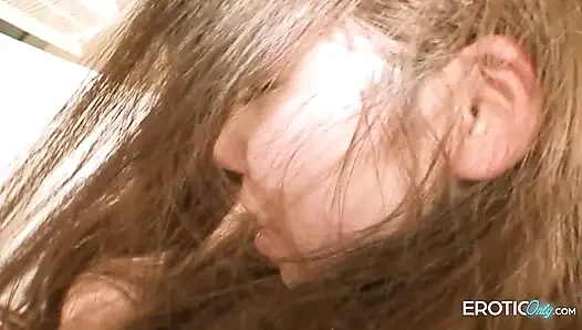 Memek becek berbulu ini dihabisin sama dildo favoritnya