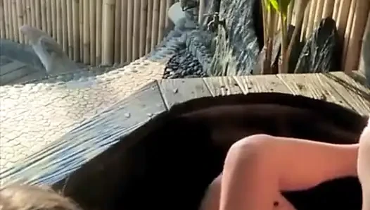 Fick junges paar veranda im freien