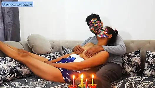 Erkek arkadaş valantine'in tadını çıkarmak için kızı boş evine götürüyor