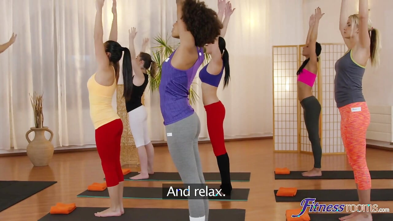 Fitness rooms - Yenna Black, Luna Corazon compartilham instrutora de yoga