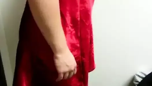 Femme posant dans une nuisette rouge
