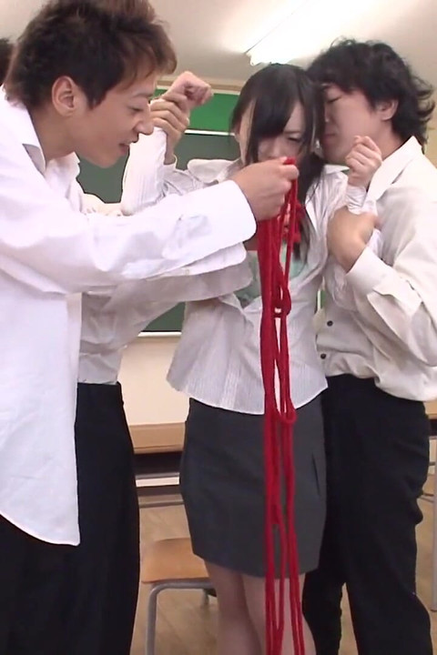 فتاة تئن وهي تتناك بديلدو ثم بزب ضخم