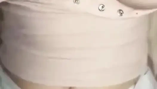 Bir Hintli eş, onu baştan çıkarmaya çalışan kocasıyla cinsel ilişkiye girer.