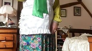 Dans une tenue de boniche avec une jupe à fleurs pour une journée