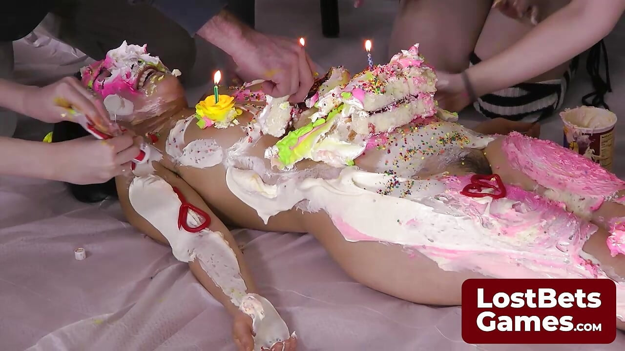 Bursdagsjente i en bursdagskake Strip Torange-spill