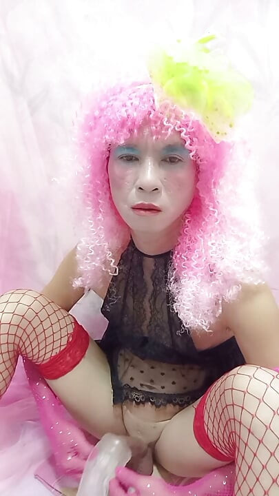 오안 레 트랜스젠더가 섹시한 옷을 입고 포르노 자지를 보여준다