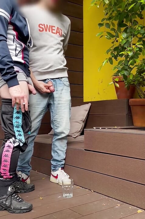 2 dečka pokušavaju u čašu