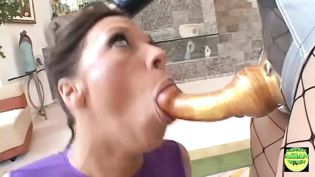 Два чрезвычайно привлекательных лесбийских подруги - Nautica Thorn и Rachel Starr - развлекаются со страпоном