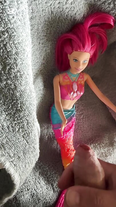 Svršavanje na Barbie Sirena lutku
