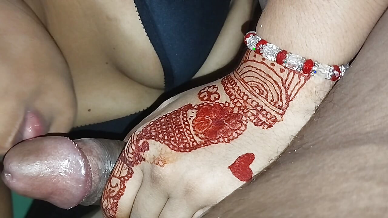 新婚妻が彼氏のチンコをしゃぶる