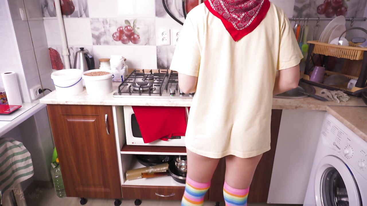 Une femme sexy cuisine et exhibe son cul