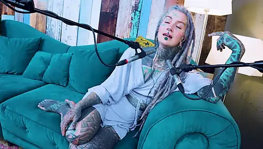 Ich spreche über U - unbequem - ASMR podcast SFW spricht goth dünnes mädchen dreadlocks tattoo-modell inked mädchen