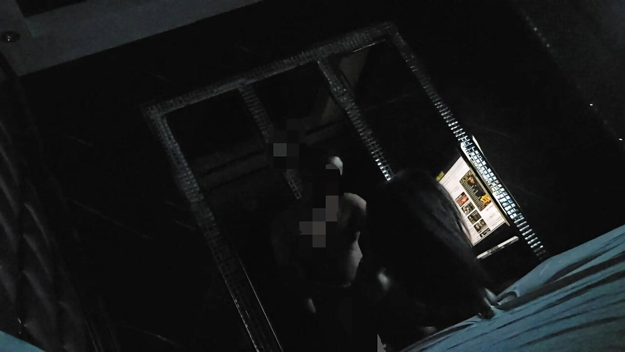 O fut foarte tare într-o cameră de motel, cu muzică de fundal