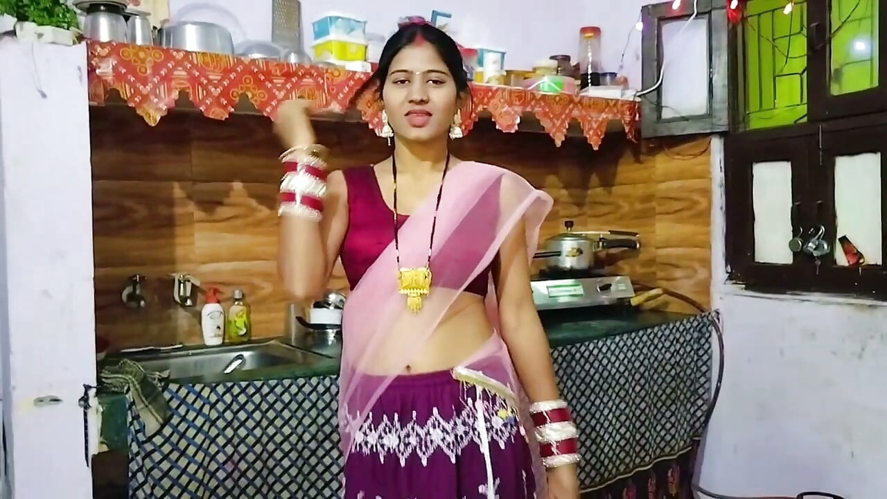 Urmărind mama vitregă indiană în aer liber făcând o baie sexy îl face pe fiul ei vitreg să o ia razna pentru că a futut-o