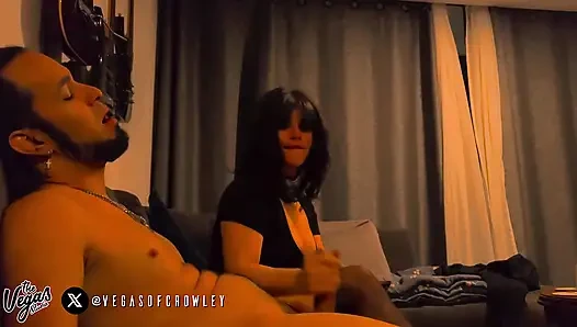 Post-burlesque Passion fick: verkleiden, necken, schlampiger blowjob, grober doggystyle, Kissen missionars-orgasmus & kondom-creampie