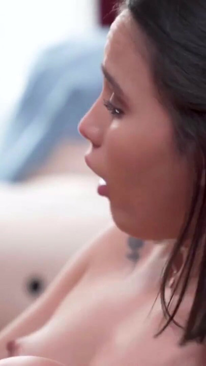 Pequeña latina tienta a estudiante con pausa de estudio - Lesbea | Clip 2