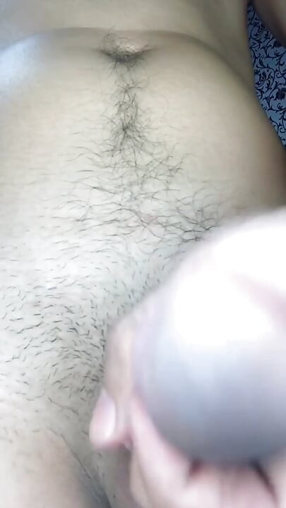 Joue ma grosse bite, la suce brutalement et me fait jouir
