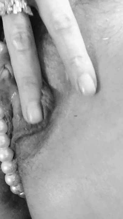 Trek me af schatje, munichgold, grote tieten en lange schaamlippen, harig poesje en grote clitoris in een parelkoord | Clip 1