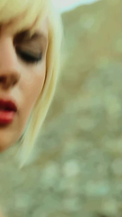 Emma Mae jeździ gorącym facetem w Jeepie