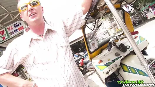 Cewek thailand yang menawan ini jarang dipuasin!