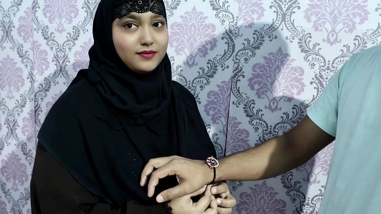 不满意的穆斯林继妹在Raksha-Bandhan上与印度继兄发生性关系