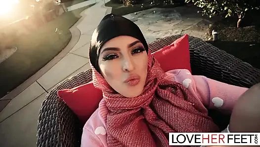Инструкция по на улице соблазняет ступнями латины-красотки Sophia Leone