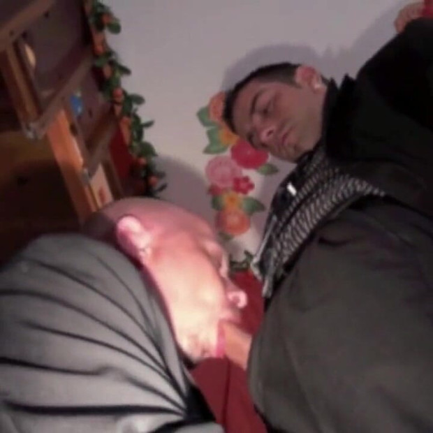 两个商人穿着西装面对工作并打电话