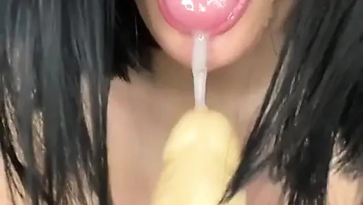 Ngentot pantatku pakai dildo tebal ini