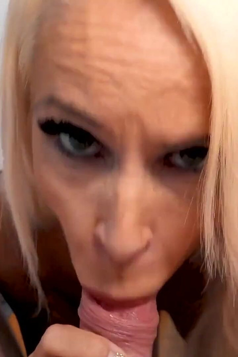 Ateşli Alman orta yaşlı seksi kadın Sophie Logan saf kullanıcıyı sikiyor!