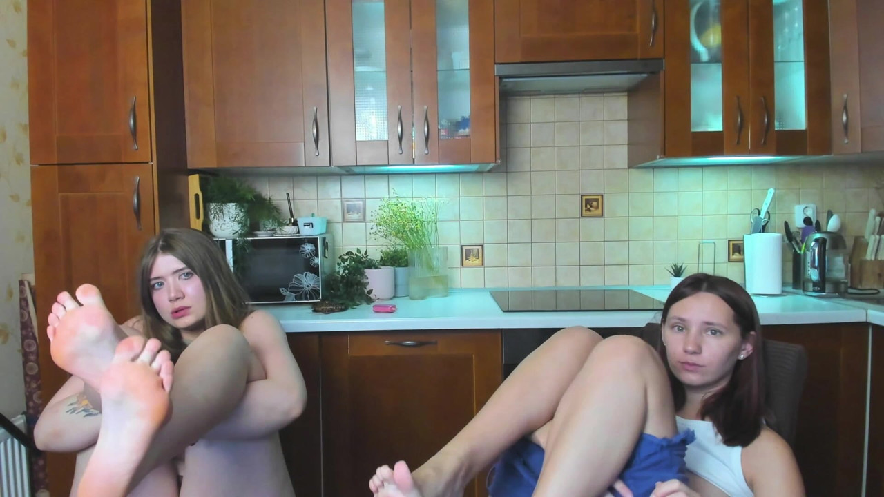 fantastické nohy dvou sexy školačky