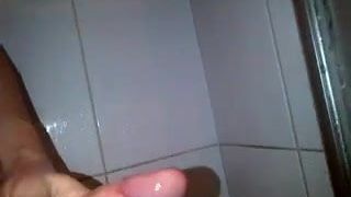 Großer Schwanz in der Dusche wichsen