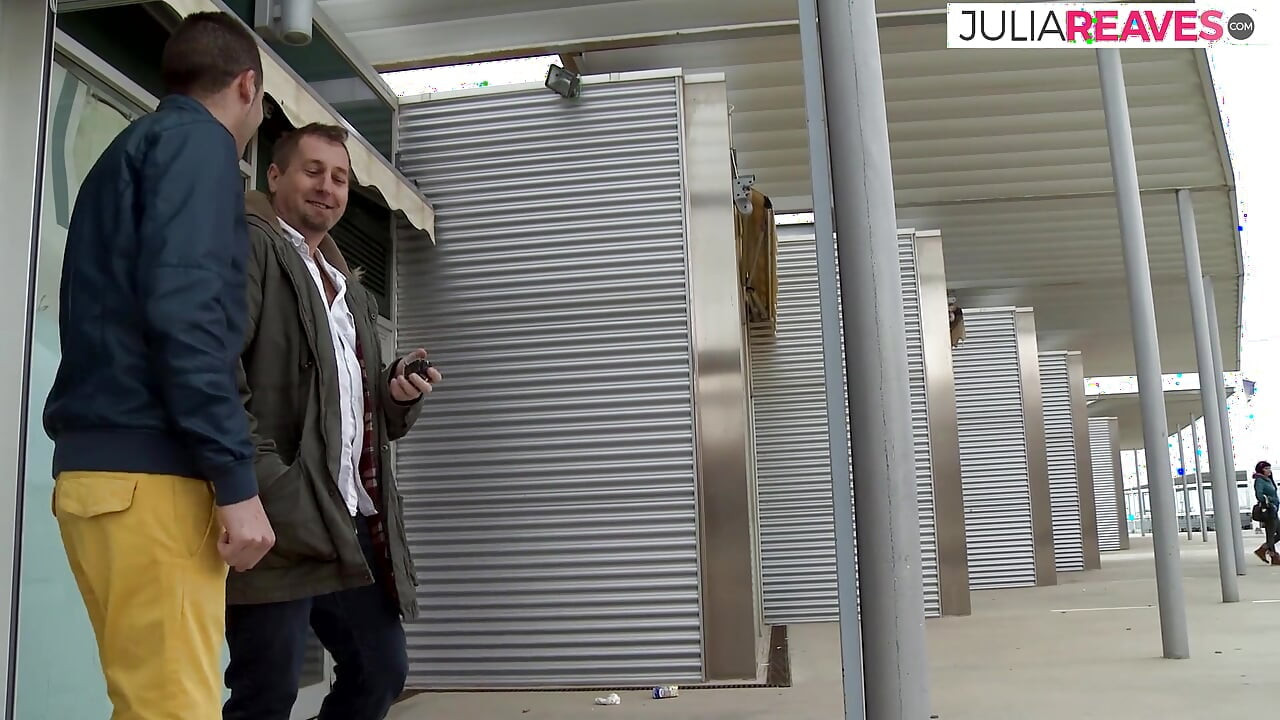 Perra caliente monta una polla enorme mientras chupa otra en trío