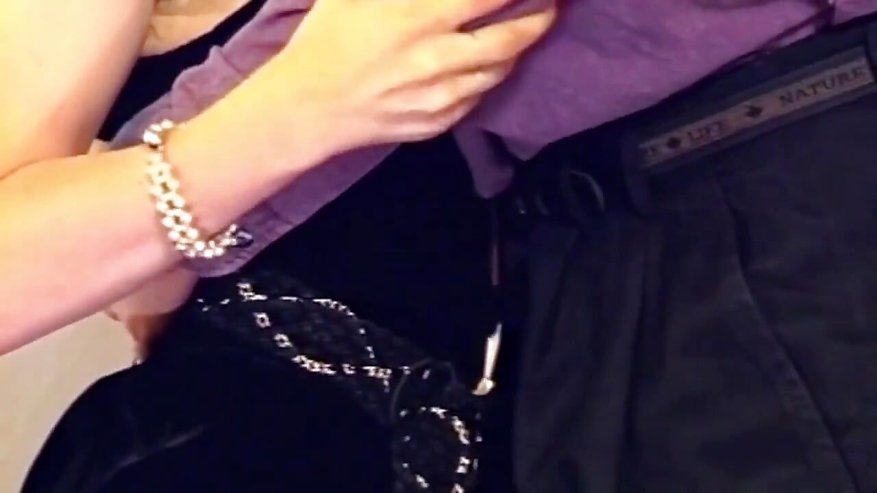 Leche goteando en la cara después de una garganta profunda descuidada